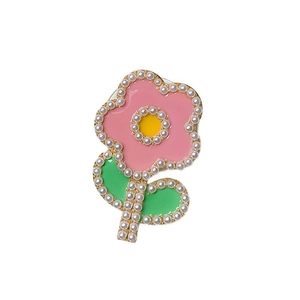 Support téléphone en forme de fleur, émail rose, bordure dorée et perles sur fond blanc pur