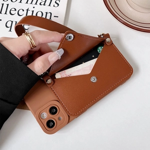 Braune iPhone Lederhülle mit integriertem Kartenfach und passender Handschlaufe