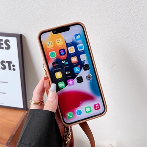 Braune Lederhandyhülle zum Umhängen für iPhone mit Gurt und goldener Metallkette