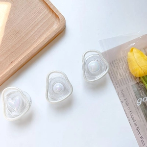 Set di tre supporti per telefono a cuore con effetto perlato e glitter argento su vassoio