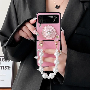 Détail de la coque rose camélia avec poignée en perles pour Samsung Z Flip
