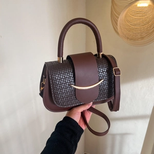 Sac bandoulière vintage avec patchwork marron foncé, texture tissée et boucle dorée