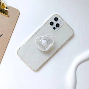 Dettaglio di un supporto per cellulare ondulato bianco perla su custodia trasparente
