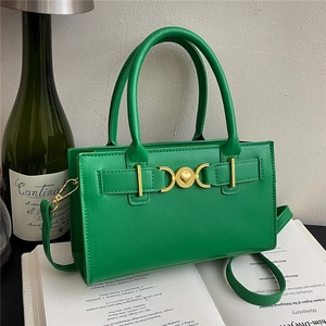 Elegante borsa a mano verde smeraldo strutturata con fibbia a cuore dorata