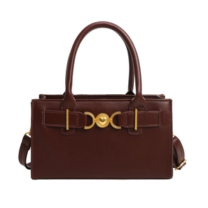 Elegante borsa a mano in pelle marrone scuro con chiusura a cuore dorata e tracolla