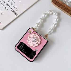 Détail de la coque camélia rose pour Galaxy Z Flip avec dragonne en perles chic