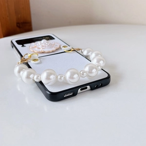 Détails de la coque camélia de luxe avec chaîne en perles pour smartphones pliables