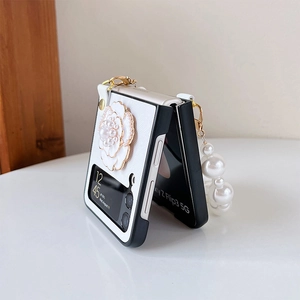 Vue détaillée de fleur de camélia blanche avec perles sur coque cuir Samsung Galaxy Z Flip