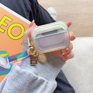 Vue détaillée de la coque AirPods Pro Aurora avec crochet doré et charms fins dorés