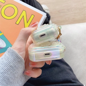 Détail de la coque AirPods laser irisée ours avec port de charge découpé avec précision