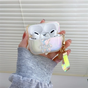 Détail de la coque hologramme AirPods Pro avec petit ours et lanière arc-en-ciel