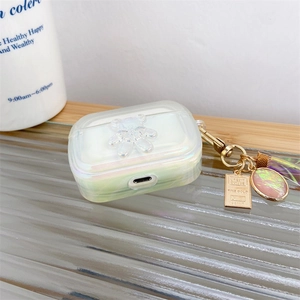 Détail de la coque laser irisée pour AirPods Pro avec petit ours 3D et chaîne dorée