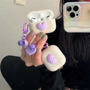 Custodia AirPods Pro in silicone crema con cuore 3D viola e ciondolo a campanella