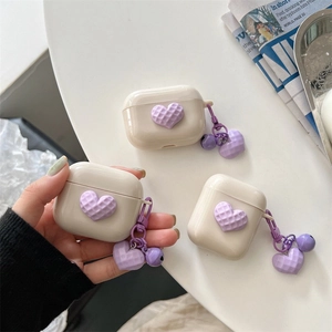 Custodia AirPods Pro in silicone crema con cuore a scacchi viola e ciondolo a campanello