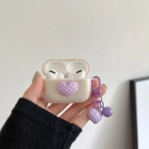 Dettaglio della custodia beige per AirPods Pro con cuore viola e ciondolo