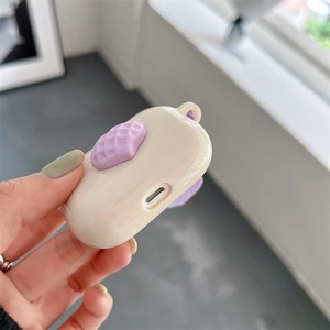 Dettaglio laterale della custodia per AirPods in silicone crema con trama waffle viola