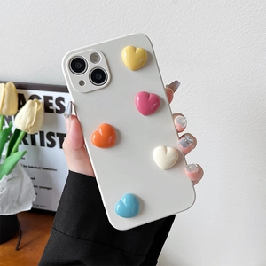Custodia per iPhone con cinque cuori 3D colorati su una cover protettiva morbida bianca