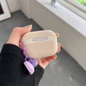 Dettaglio custodia AirPods Pro bianco crema con ciondolo a campanella viola