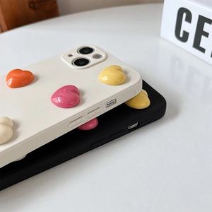 Dettaglio custodia iPhone in silicone opaco con cuori 3D colorati e ritagli precisi