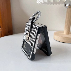 Dettaglio custodia Galaxy Z Flip3 con fiore di camelia in perla e motivo pied-de-poule