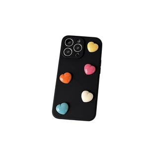 Custodia iPhone nera opaca con cuori 3D colorati in uno stile protettivo minimalista