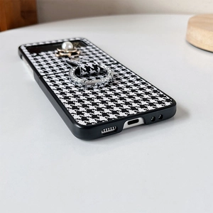 Dettaglio della cover a scacchi con anello di strass e perla per Samsung Z Flip