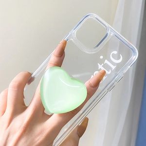 Vue détaillée d'un support de téléphone vert en forme de cœur sur une coque claire