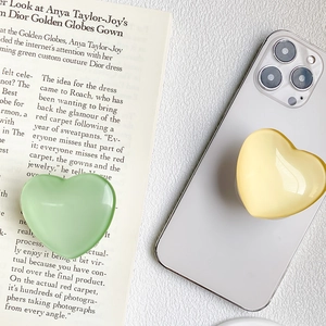 Détail de supports de téléphone en forme de cœur en vert pastel et jaune au fini mat