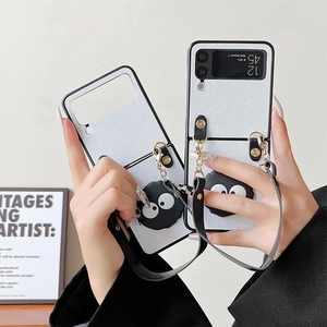 Samsung Z Flip Hülle aus Leder mit süßem Rußmännchen-Anhänger und Schulterriemen