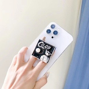 Detail der quadratischen Bären-Handyhalterung mit Perle und Metall-Finish auf Smartphone