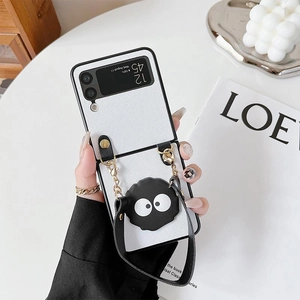 Detail der Galaxy Z Flip Hülle mit Rußmännchen-Motiv und schwarzem Leder-Tragegriff