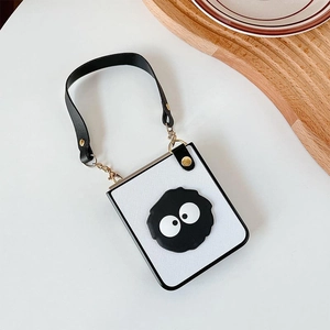 Detail der weißen Mini-Tasche aus Leder mit Rußmännchen-Design und schwarzem Griff