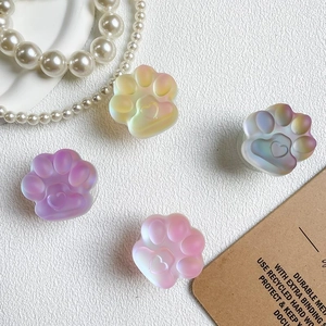 Detailweergave van vier pastelkleurige kattenpoot telefoonhouders met hartjes