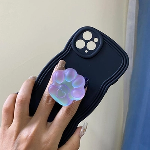 Handheld weergave van een laser kattenpoot telefoonhouder op een zwart hoesje