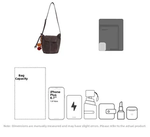 Dettaglio della capacità della borsa a tracolla in pelle scamosciata con spazio accessori