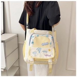 Détail du sac en toile jaune et blanc avec broderie Happy Days et motifs soleil