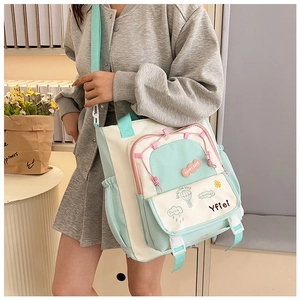 Détail du sac à bandoulière en toile vert menthe avec imprimé Happy Days et sangle