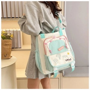 Détail du sac en toile à grande capacité avec des illustrations et des fermetures éclair