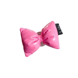 Support de téléphone nœud rose bouffant en PVC brillant avec étiquette tissée noire
