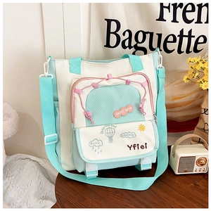 Détail du sac en toile vert menthe avec broderie HAPPY DAYS et patchs de dessins