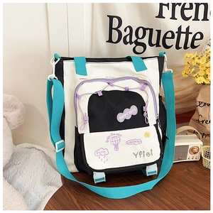 Gros plan d'un sac en toile contrastée avec poches en filet et motifs graffiti colorés