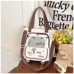 Détail du sac à bandoulière en toile avec illustrations colorées et poche filet pratique