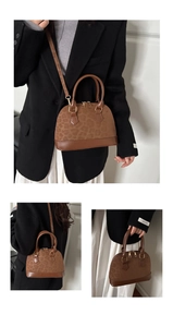 Détails du sac coquille imprimé léopard avec anses en cuir marron et finitions dorées