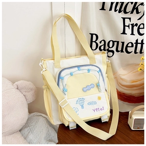 Détail du sac fourre-tout en toile beige avec poche contrastée et motif Happy Days