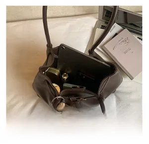 Draufsicht auf geräumige dunkelbraune Ledertasche mit Stauraum für Gadgets