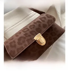 Gros plan du sac léopard avec fermoir doré brillant et texture en daim de haute qualité