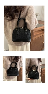 Détails du sac coquille à imprimé léopard avec ferrures dorées et poignées noires