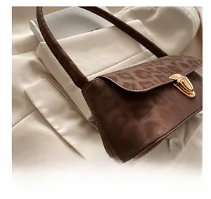 Détail du sac sous le bras vintage à imprimé léopard avec fermoir en métal doré