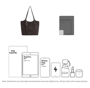 Sac fourre-tout en daim marron foncé montrant une grande capacité pour iPad 11 pouces