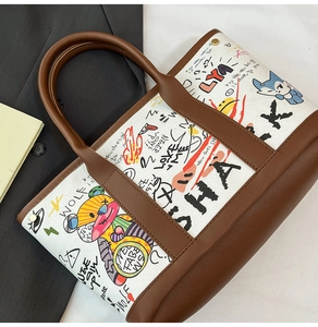 Détails d'un sac seau avec motifs graffiti colorés et finitions en cuir marron